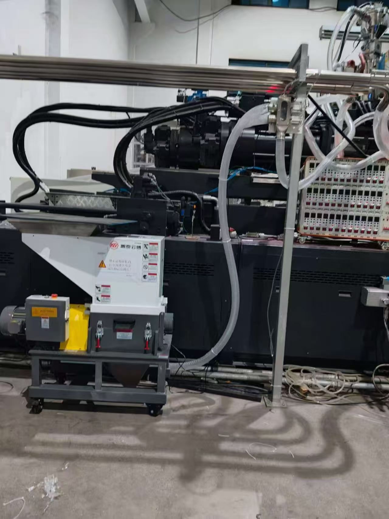 车灯行业水口料自动回收应用案例